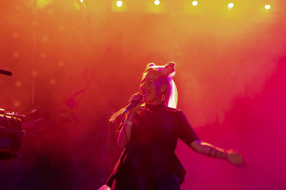 Сидя на траве, на креслах, на пуфах или даже на гамаках, посетители слушали этно-модернизированную музыку Сидя на траве, на креслах, на пуфах или даже на гамаках, посетители слушали этно-модернизированную музыку