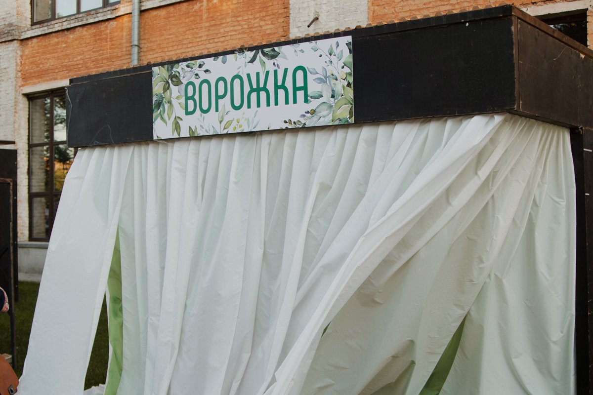 Все было максимально таинственно, атмосфера завлекала даже скептически настроенных мужчин Все было максимально таинственно, атмосфера завлекала даже скептически настроенных мужчин