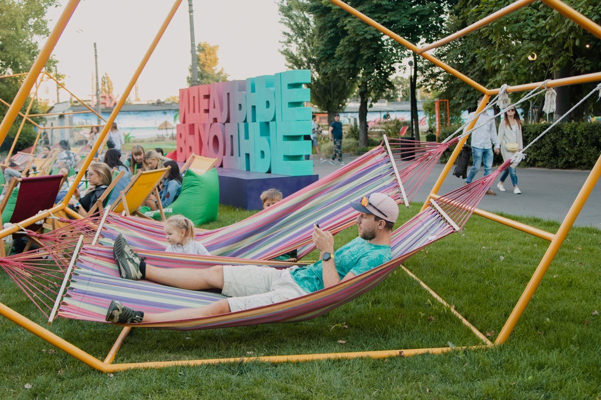 Представительницы прекрасного пола, которые пришли сами, с надеждой поглядывали на мужские компании, в которых соперниц не наблюдалось Представительницы прекрасного пола, которые пришли сами, с надеждой поглядывали на мужские компании, в которых соперниц не наблюдалось