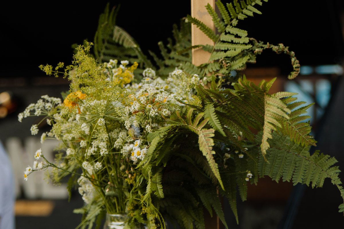 Естественно, все было украшено папоротником и другими цветами Естественно, все было украшено папоротником и другими цветами