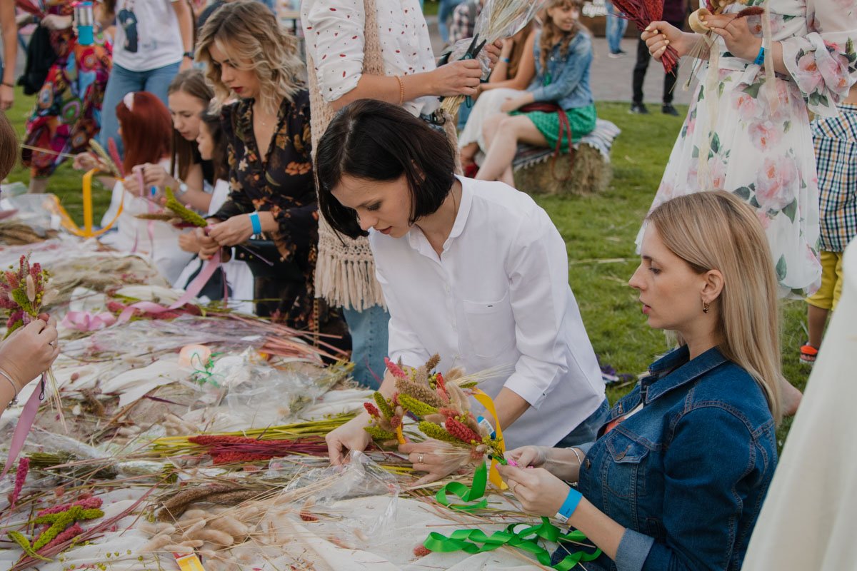 Каждая желающая могла самостоятельно сплести себе венок Каждая желающая могла самостоятельно сплести себе венок