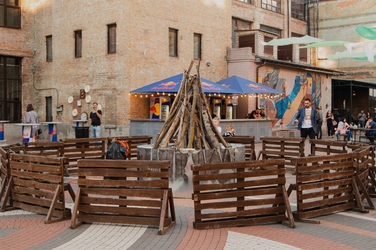 Конечно, не обошлось и без праздничного костра Конечно, не обошлось и без праздничного костра