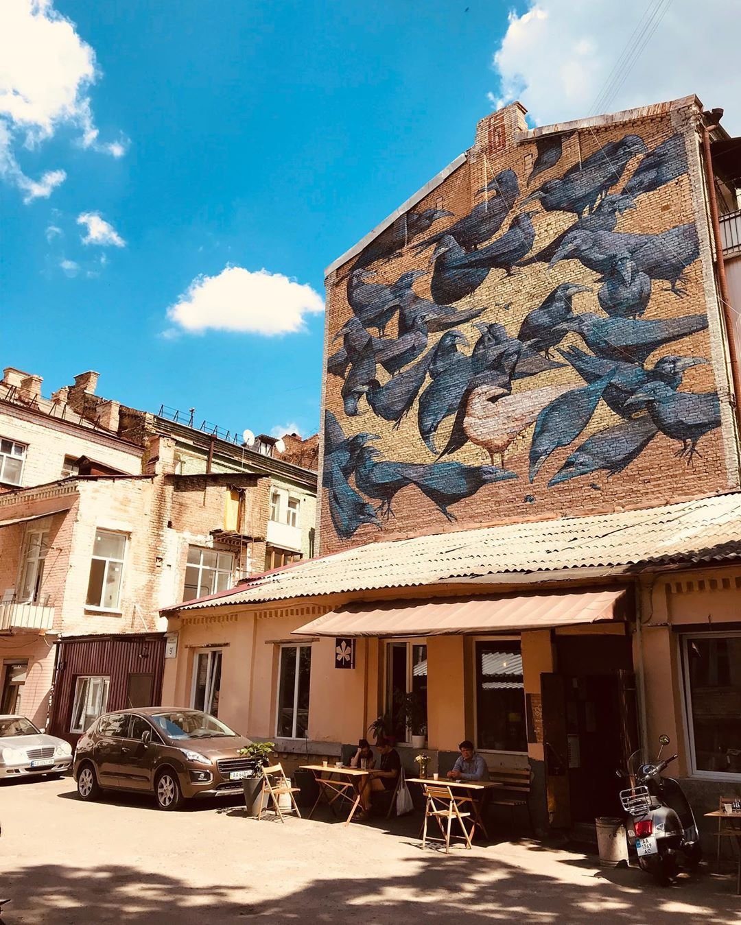 Киев и вправду город тысячи лиц. Этот дворик на Рейтарской, залитый лучами солнца, словно перенесся в украинскую столицу из Испании. Фото от @restoranniyblog