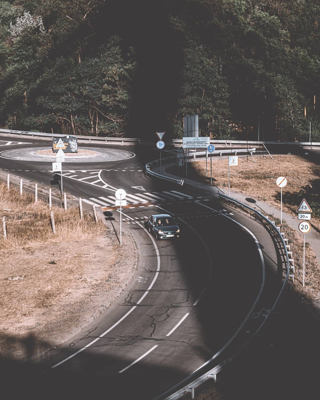 Игра света и тени в Киеве порой выглядит как вторжение пришельцев. Не побоялся снять инопланетян @rostikarts