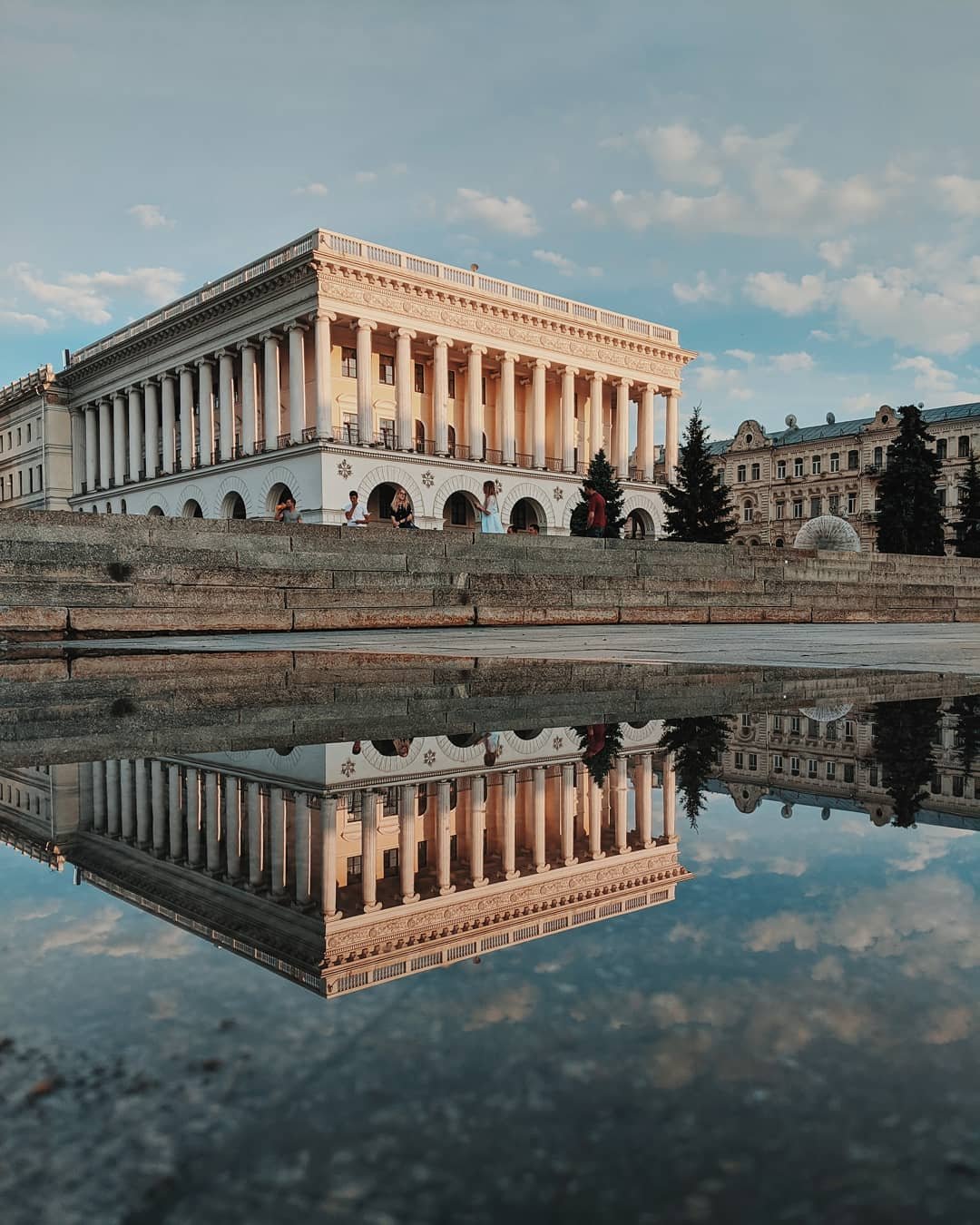 Музыкальная академия имени Чайковского выглядит очень красиво и воздушно. Что уж говорить, когда академий сразу две? Вот и @lad.pyatigor задался вопросом