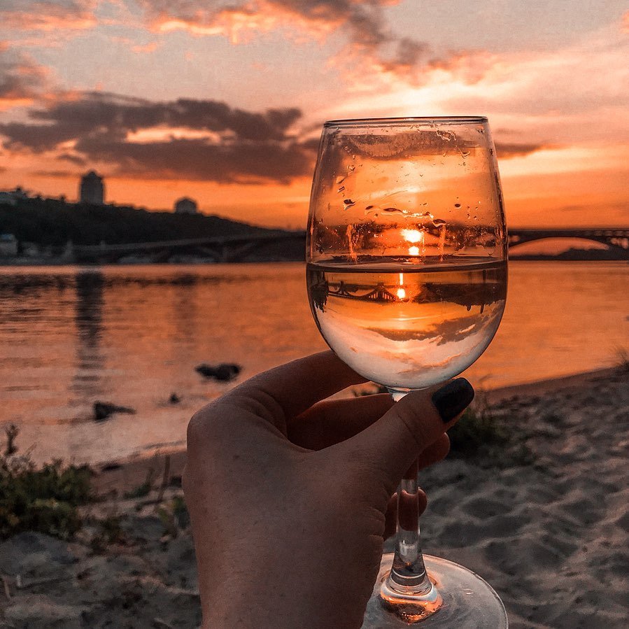 Завершать подборку нужно также, как и вечер выходного дня - любуясь закатом и с бокалом. Прямо как @alexandra_dolenko