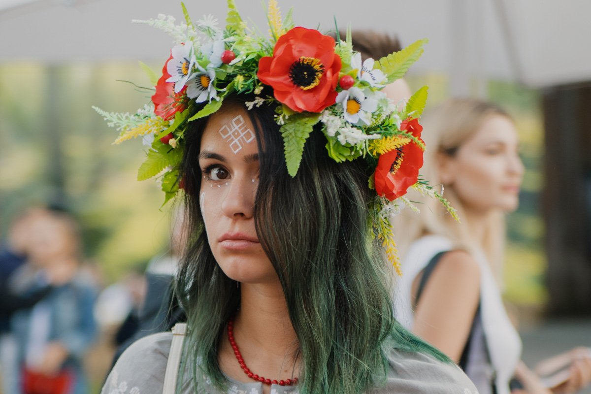 Десятки девушек в веночках и парней в льняных рубашках в этот день окунулись в таинство волшебной ночи Десятки девушек в веночках и парней в льняных рубашках в этот день окунулись в таинство волшебной ночи