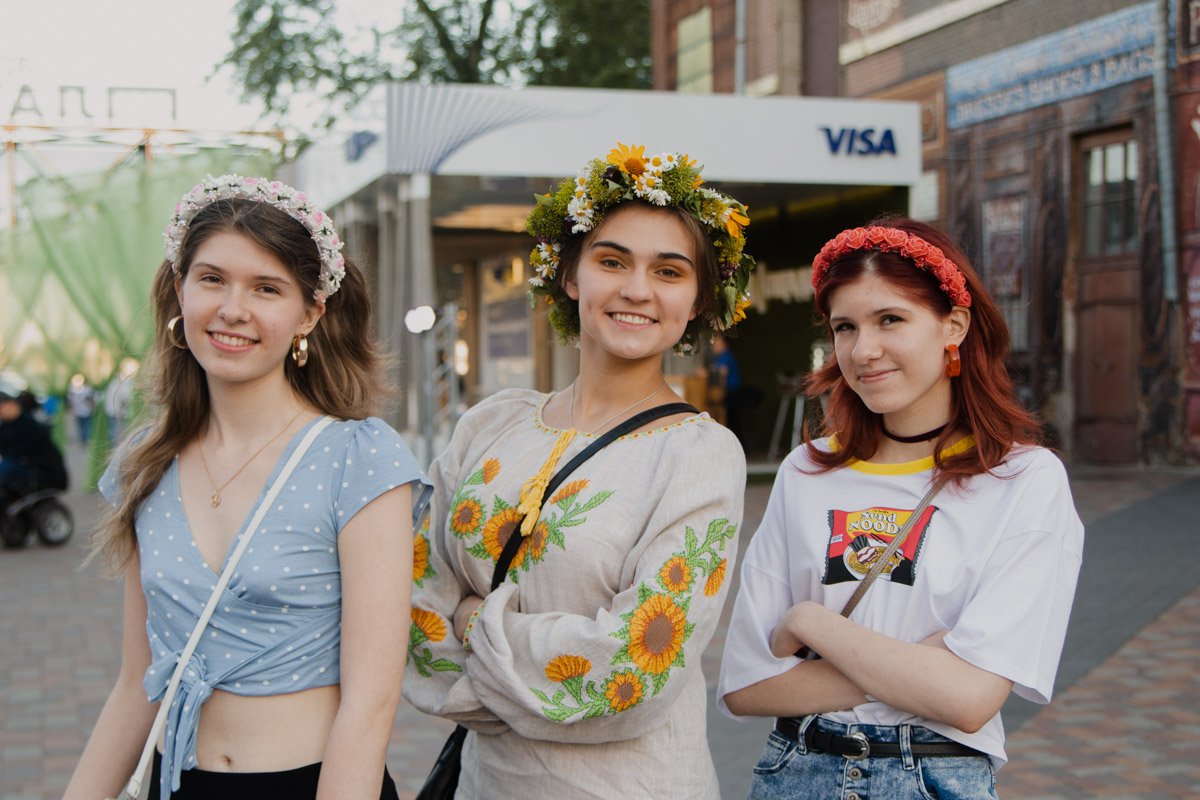 Костер, девушки в вышитых платьях, этно-музыка и танцы дарили всем шикарное настроение Костер, девушки в вышитых платьях, этно-музыка и танцы дарили всем шикарное настроение