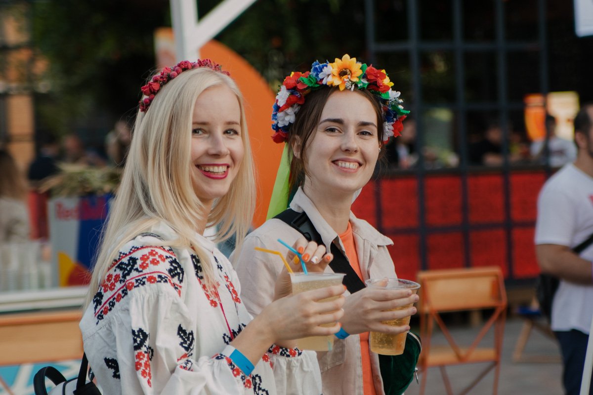 Не хватало лишь водоема, в который представительницы прекрасного пола могли бы запустить венок и узнать ответы на любовные вопросы Не хватало лишь водоема, в который представительницы прекрасного пола могли бы запустить венок и узнать ответы на любовные вопросы