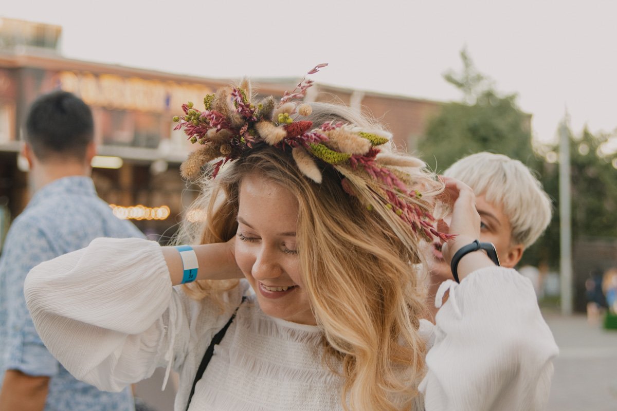 Но для этого были небольшие бассейны, так что можно было схитрить: направить свой веночек прямо к избраннику Но для этого были небольшие бассейны, так что можно было схитрить: направить свой веночек прямо к избраннику