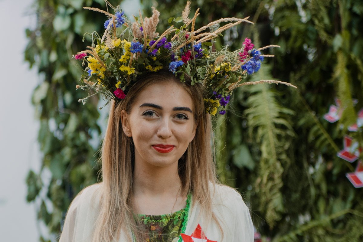 Столько девушек в веночках можно было увидеть только здесь и только в этот день Столько девушек в веночках можно было увидеть только здесь и только в этот день