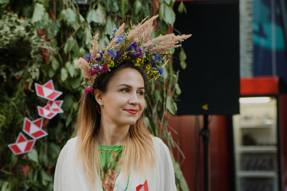 Представительницы прекрасного пола не отпускали улыбки со своих лиц Представительницы прекрасного пола не отпускали улыбки со своих лиц