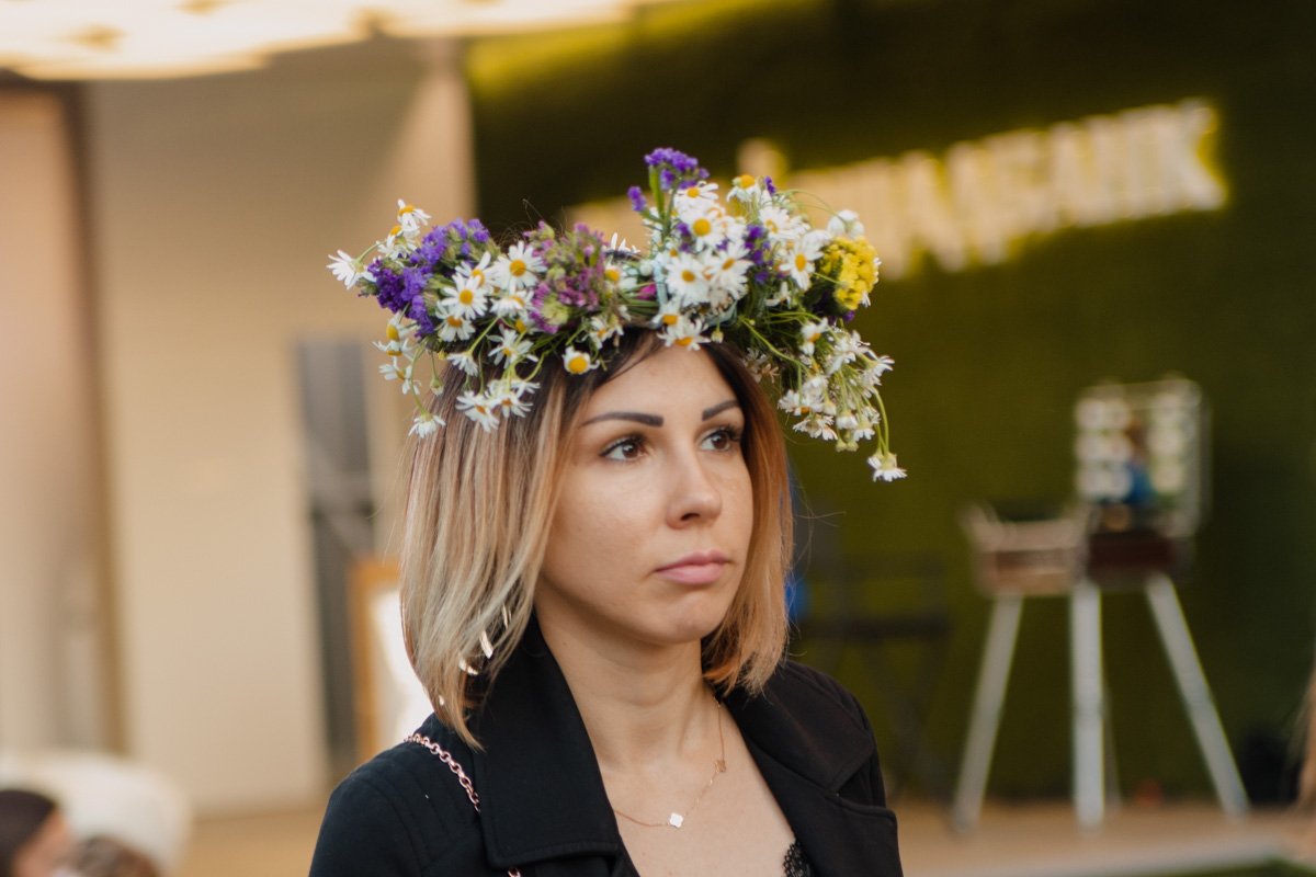 На Арт-платформе фактически невозможно было встретить девушку без венка на голове На Арт-платформе фактически невозможно было встретить девушку без венка на голове