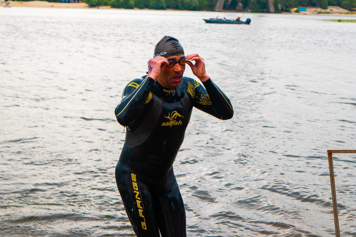 В этот день все желающие смогли поучаствовать в в заплыве на 550 метров через Днепр