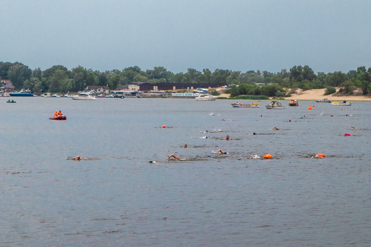 На берегу Днепра стартовал заплыв Swim across Dnipro