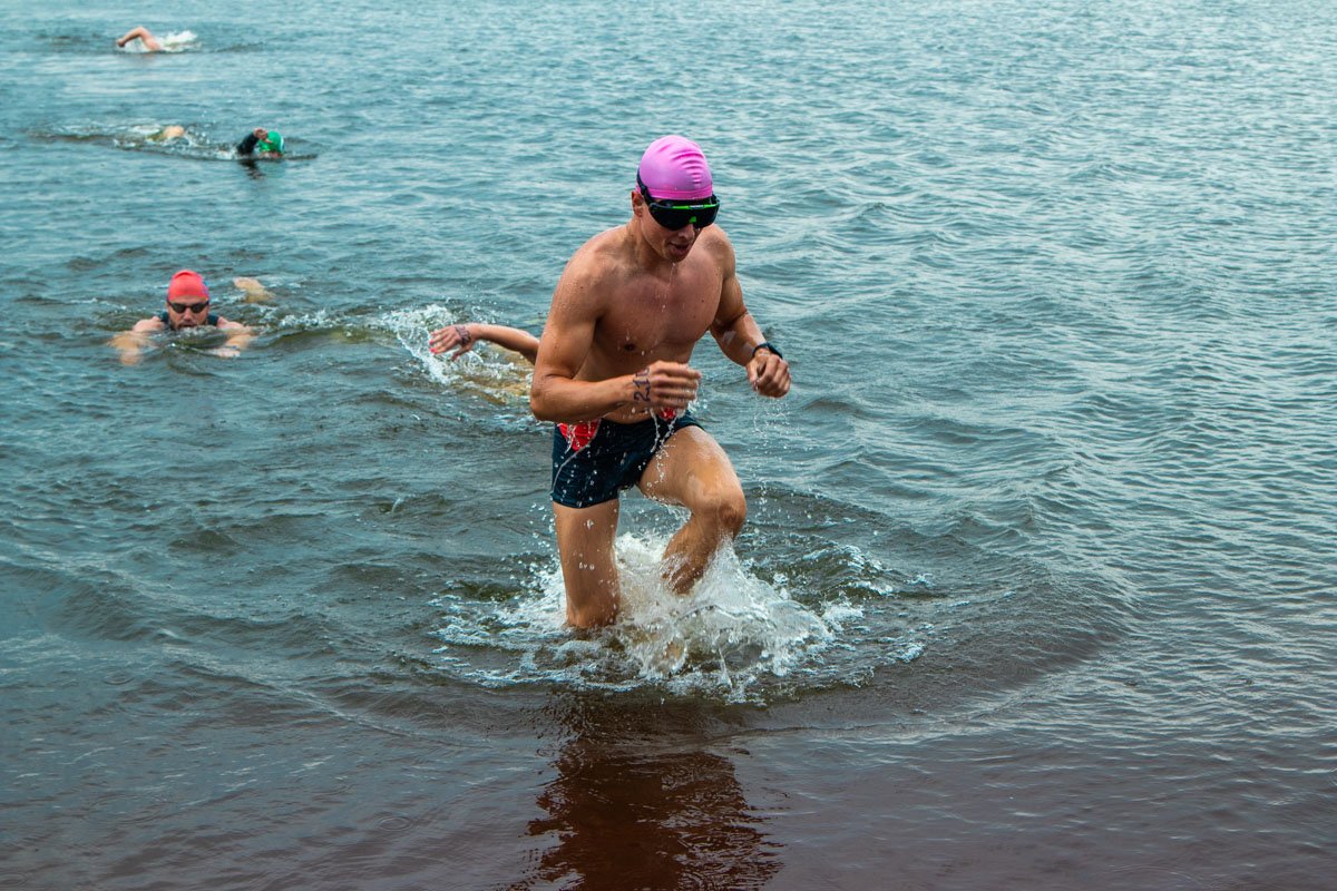 Участники преодолевали дистанцию в 550 метров от пляжа "Черторой" у Северного моста к противоположному берегу Днепра (парк "Наталка")