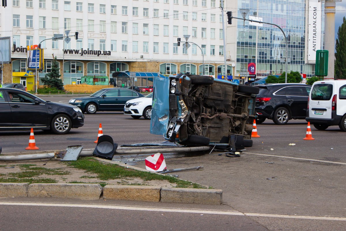Возле станции метро "Бориспольская" ВАЗ потерял управление и снес светофор