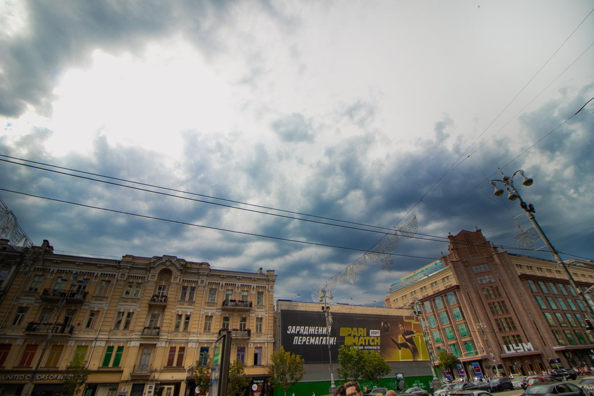 Зато мы всегда можем наблюдать красоту, которая окружает жителей столицы