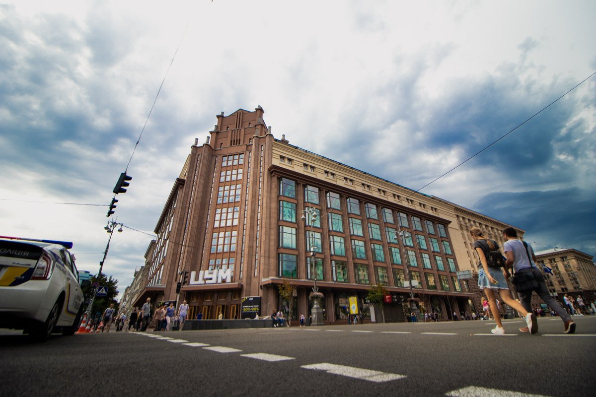 Знаете, говорят, что один, глядя в лужу, видит в ней грязь, а другой — отражающиеся в ней звезды