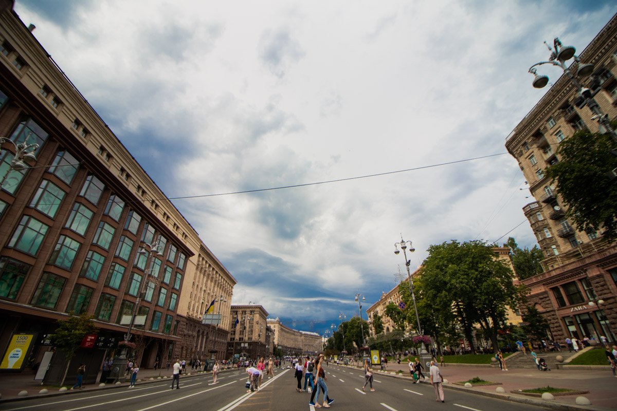 Небо накрыло тяжелыми тучами и кажется, еще миг и облака прольют свои тяжелые слезы