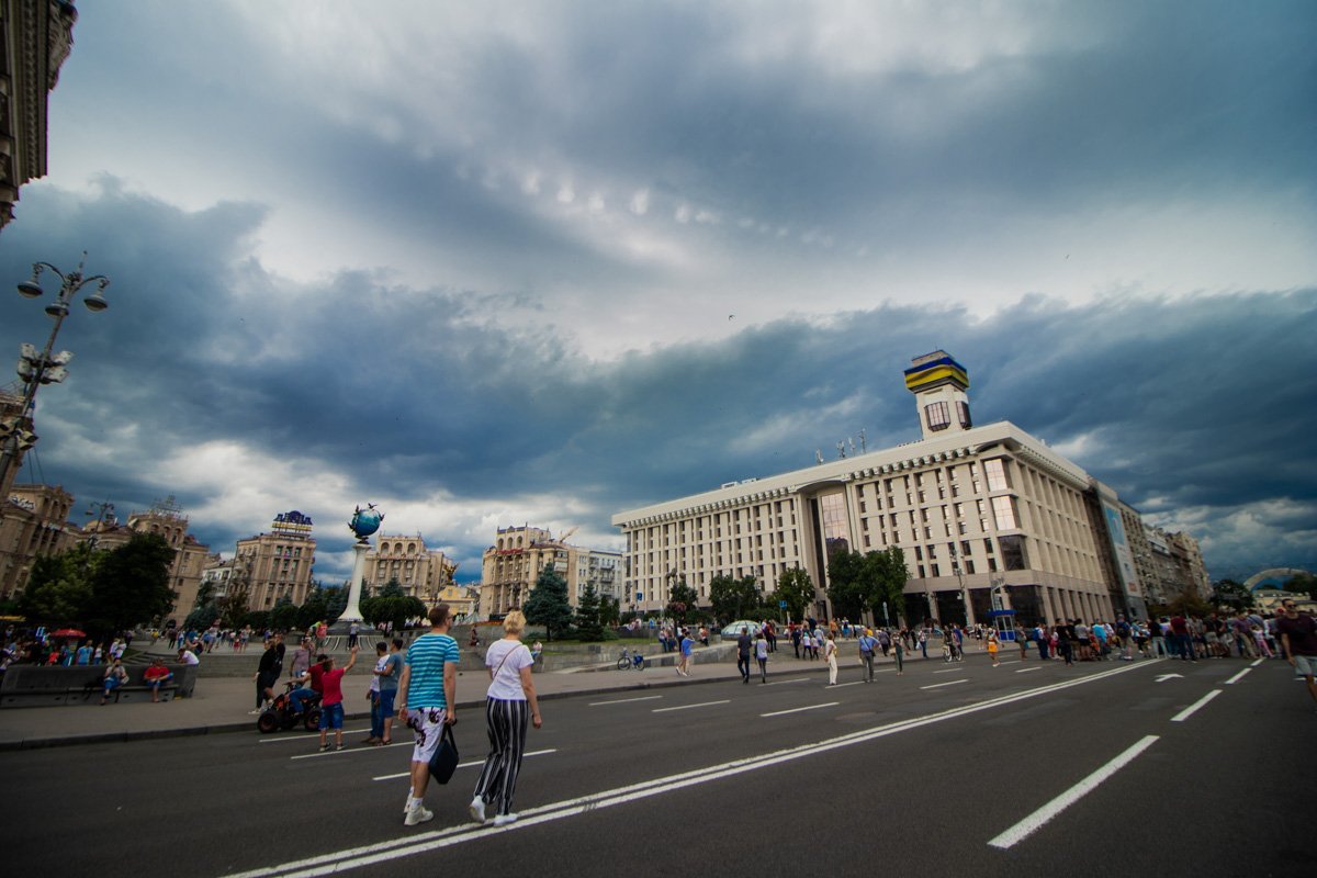 Но пока они держатся, как девчонки, которые стесняются показать эмоции перед парнями, которые им нравятся