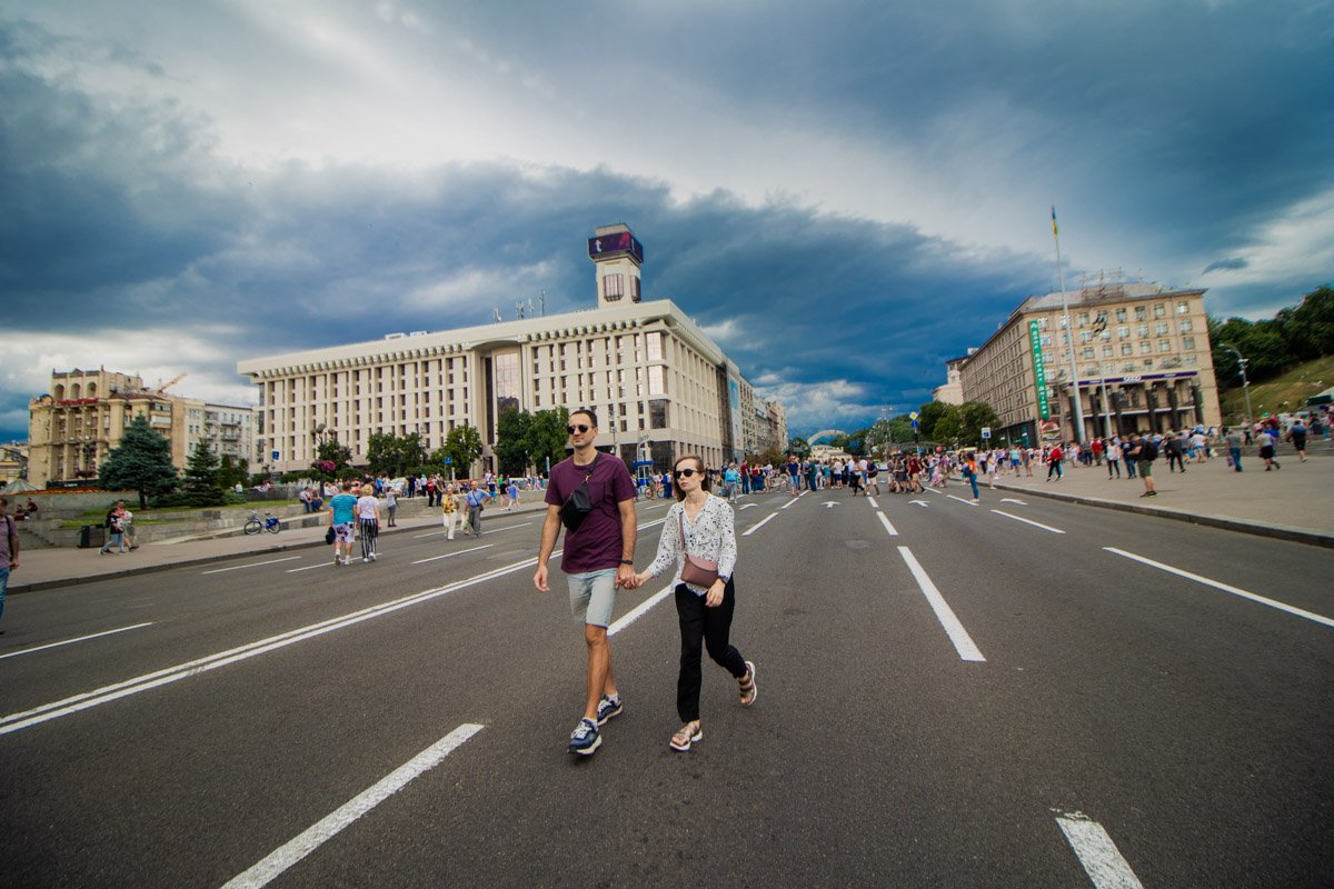 Идя по Крещатику, так и хочется устремить свой взгляд в небо и совсем не опускать глаза