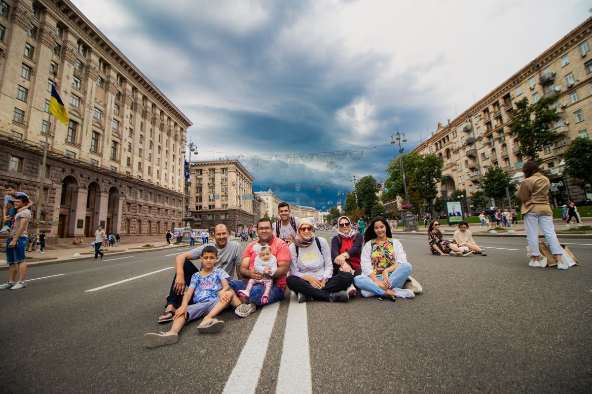 Многие мило гуляют семьями