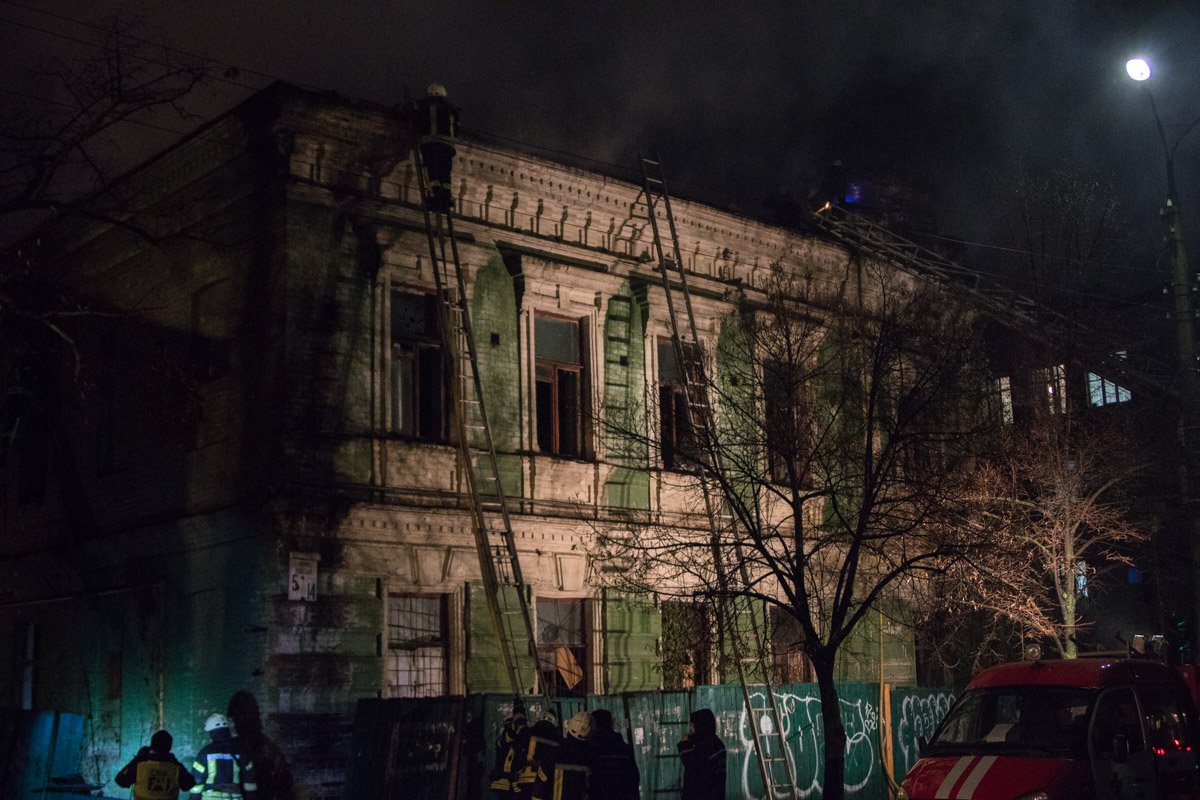 На улице Волошская горело двухэтажное деревянное здание На улице Волошская горело двухэтажное деревянное здание