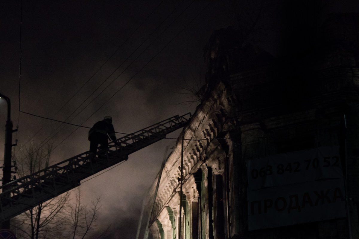 Пожар возник на чердаке Пожар возник на чердаке