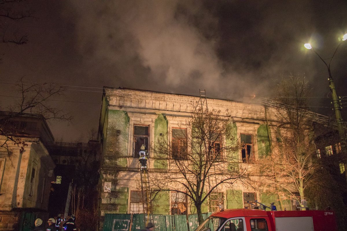 Пожарные к огню пробирались через окна второго этажа и крышу Пожарные к огню пробирались через окна второго этажа и крышу