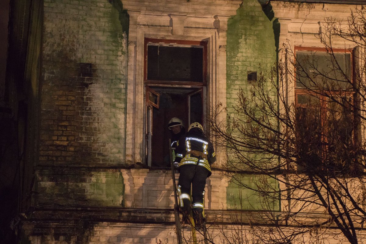 Пожар тушили со всех сторон здания Пожар тушили со всех сторон здания