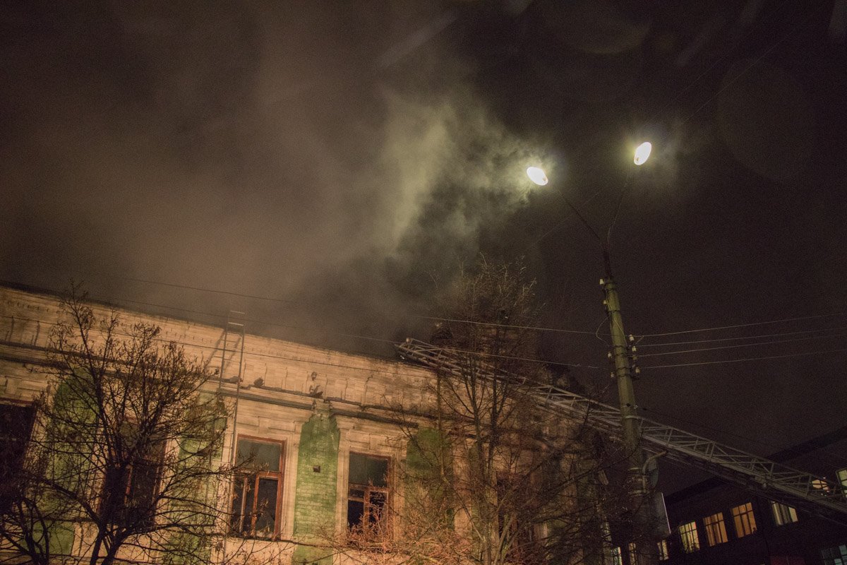 По одной из версии, пожар устроили бомжи По одной из версии, пожар устроили бомжи