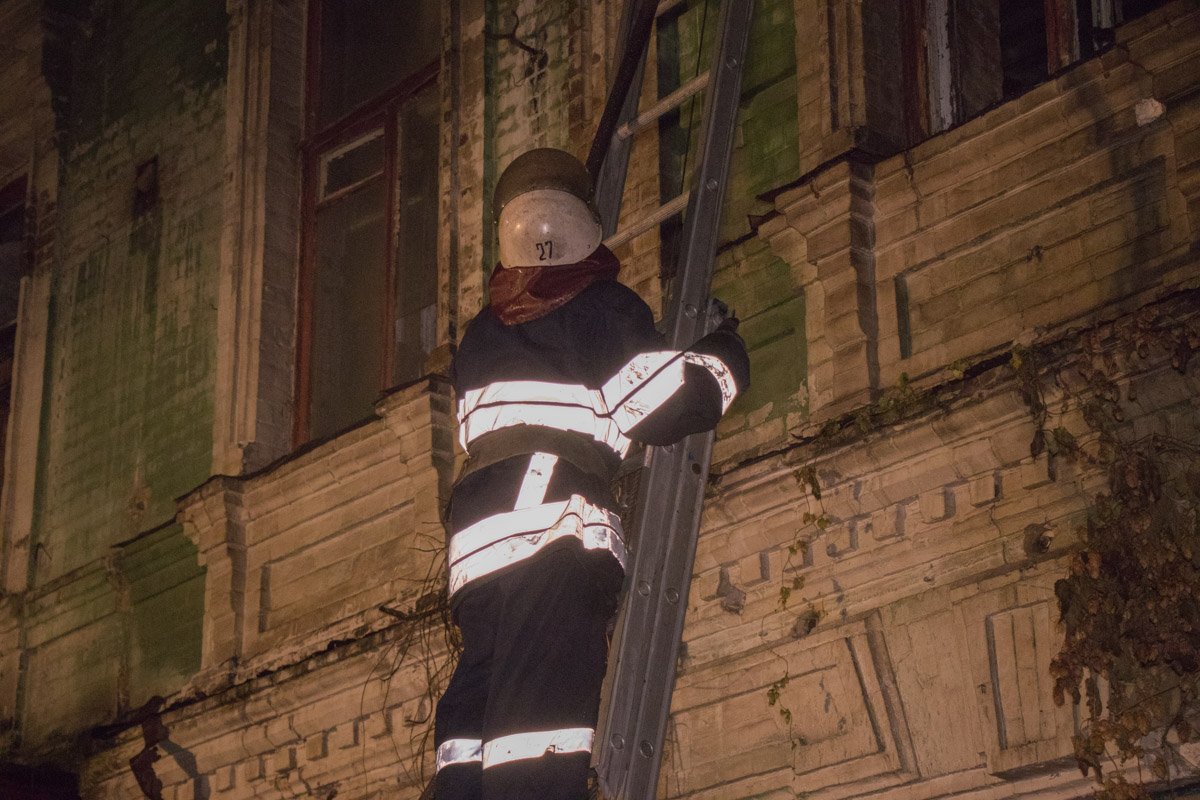 По одной из версий, бомжи обжигали кабель на чердаке По одной из версий, бомжи обжигали кабель на чердаке