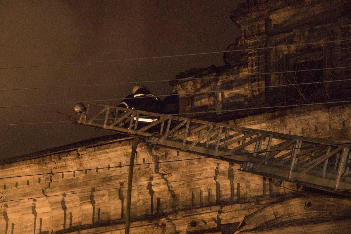 Пожарником пришлось непросто, огонь усиливался несколько раз Пожарником пришлось непросто, огонь усиливался несколько раз