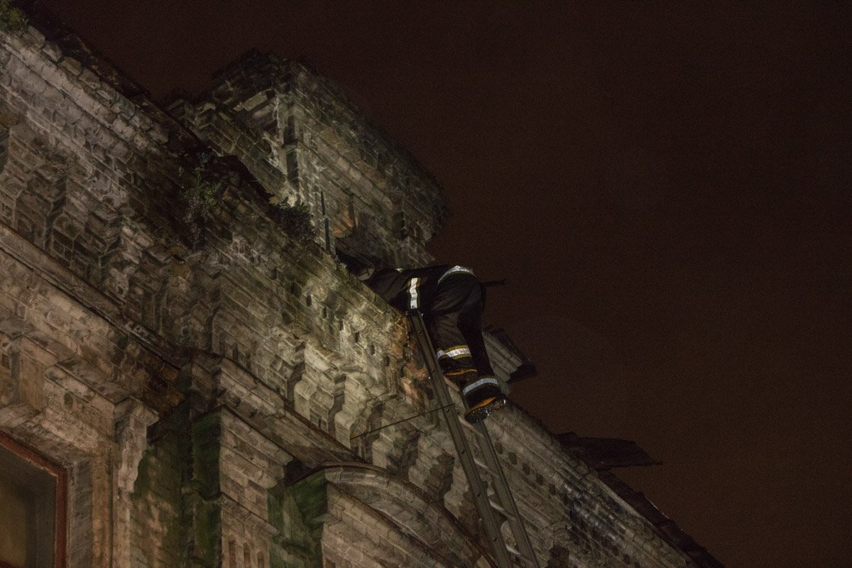 Спасатели лезли через крышу Спасатели лезли через крышу