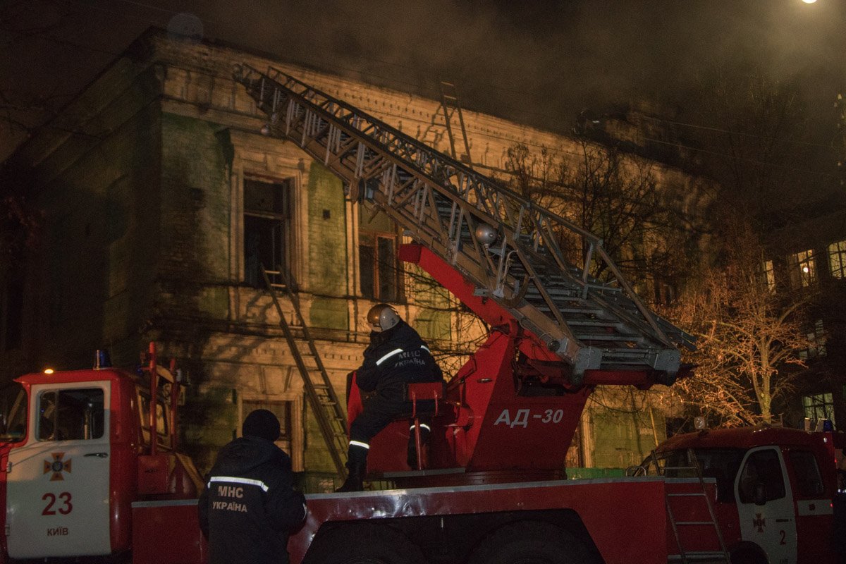 Первый этаж огонь не задел Первый этаж огонь не задел