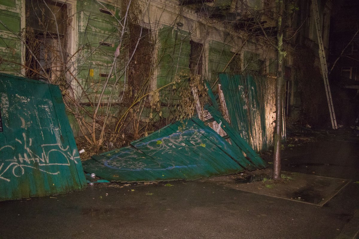 Спасателям пришлось сломать забор, чтобы пробраться к огню Спасателям пришлось сломать забор, чтобы пробраться к огню