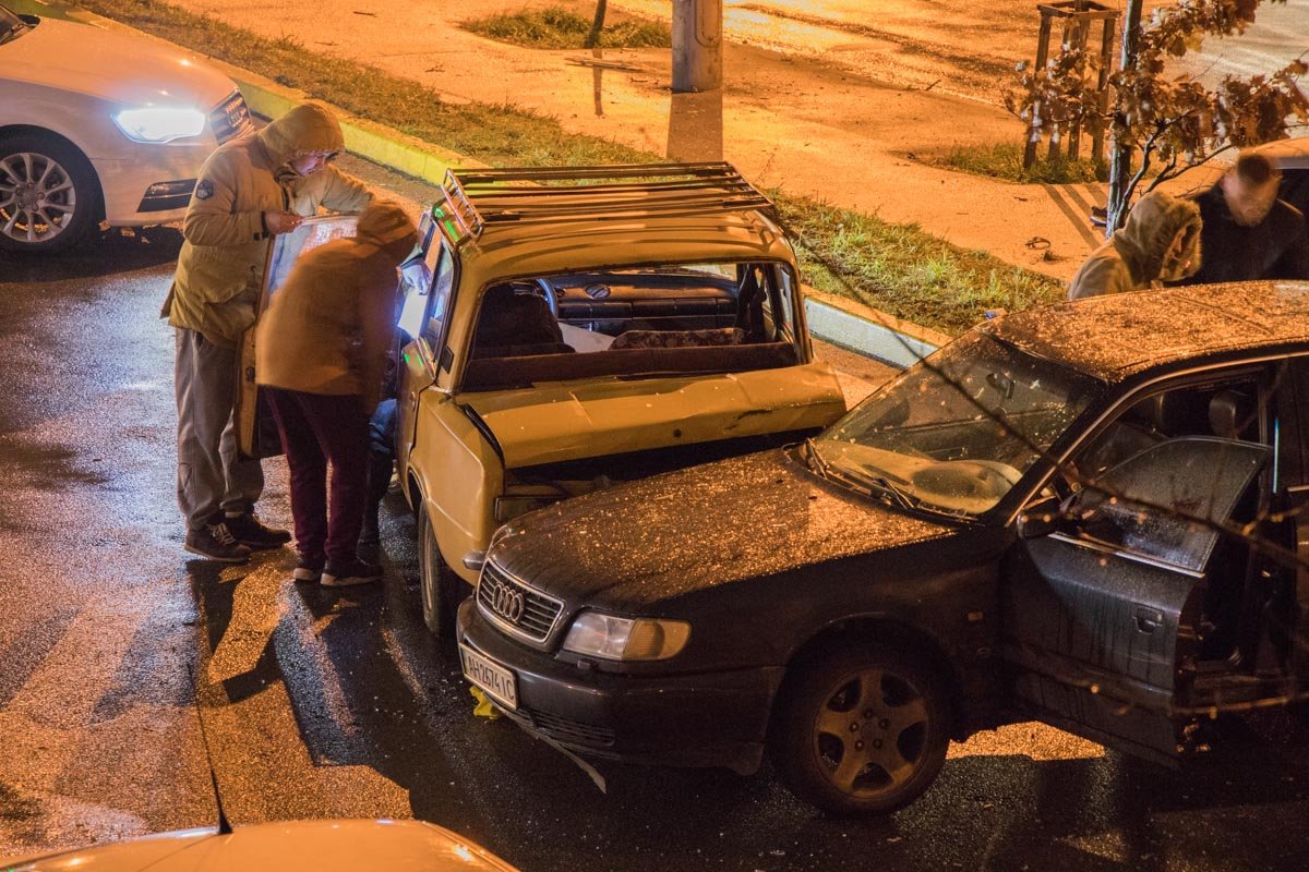 Друзья водителя помогают ему, написать объяснение