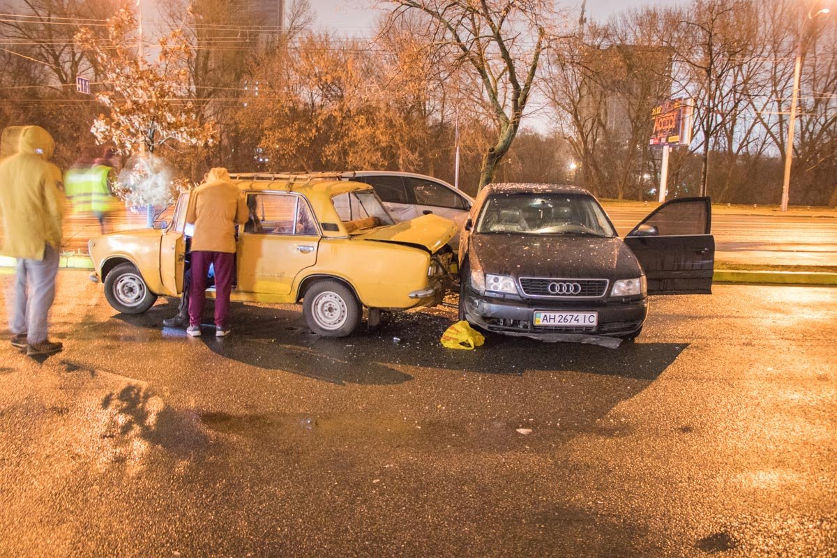 Жигули от удара развернуло 