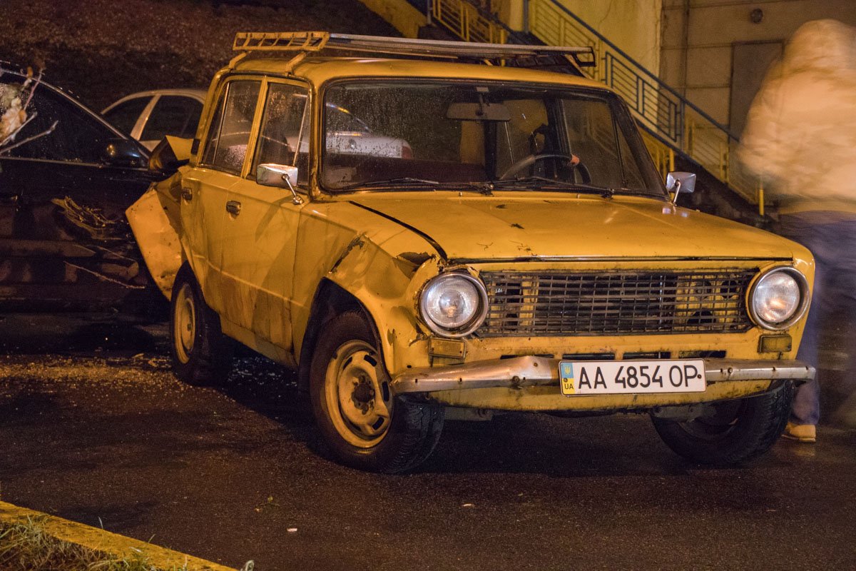 Грустные "глаза" жигуленка