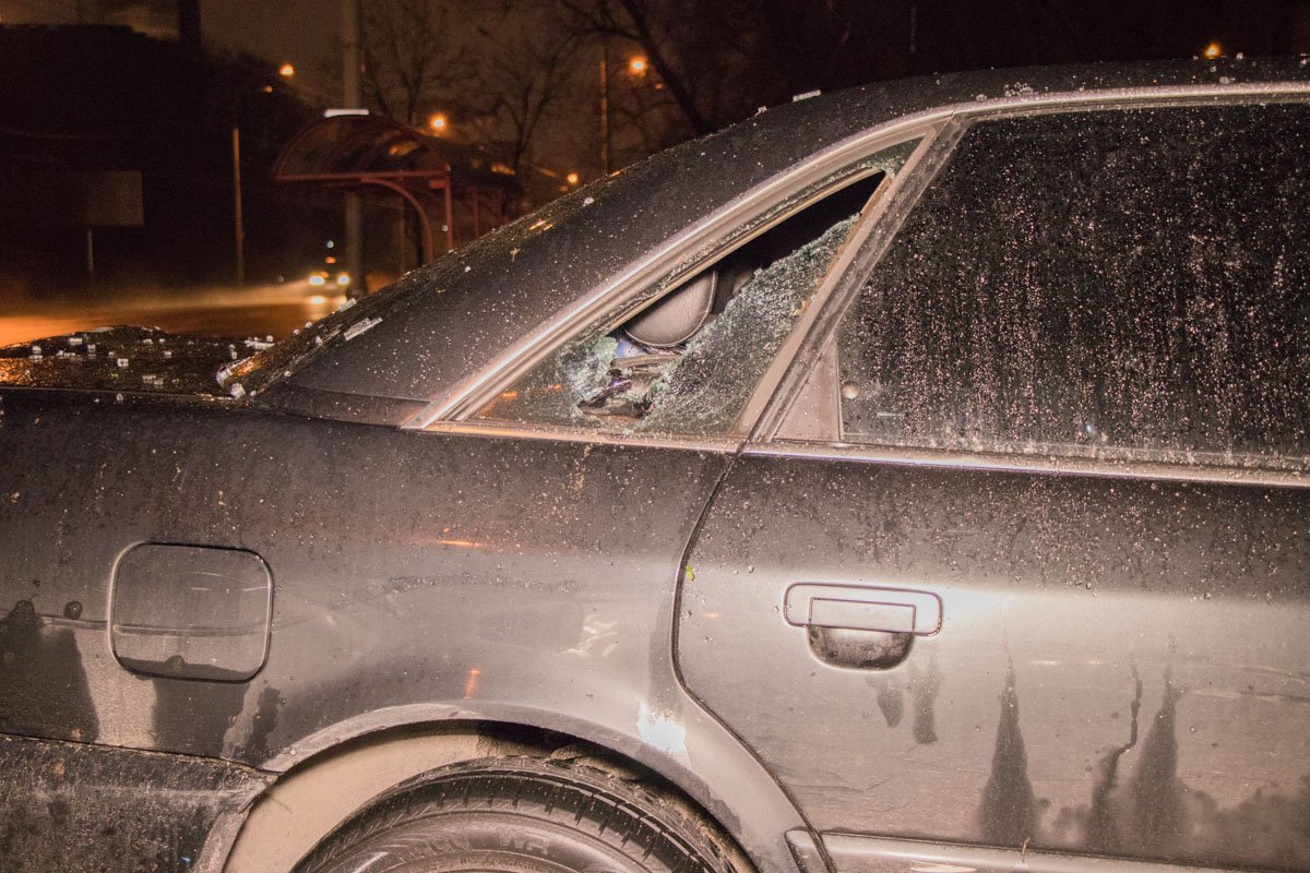 У Audi от удара разбито стекло