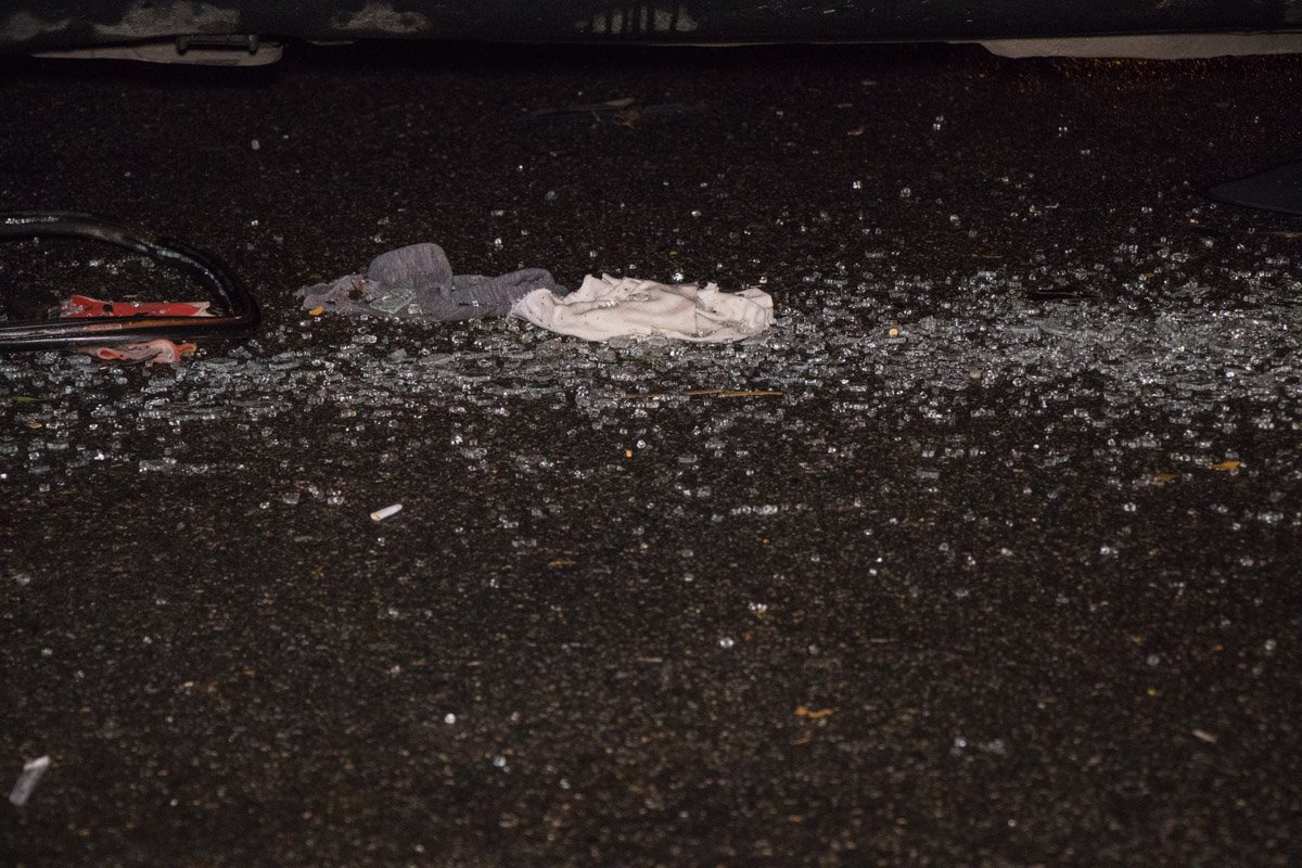 Вокруг машин битое стекло
