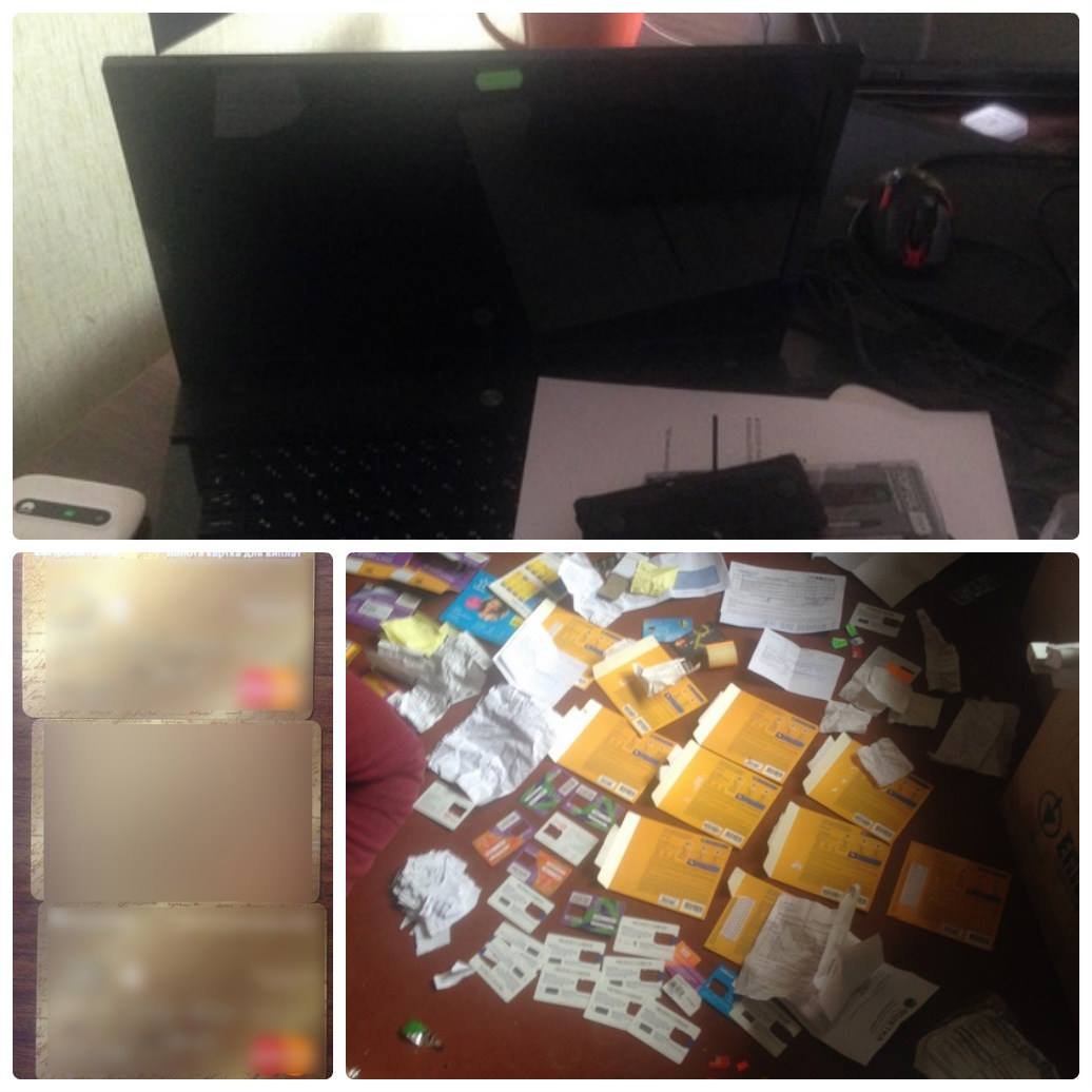 При обыске полиция изъяла компьютерную технику, банковские карты и симки