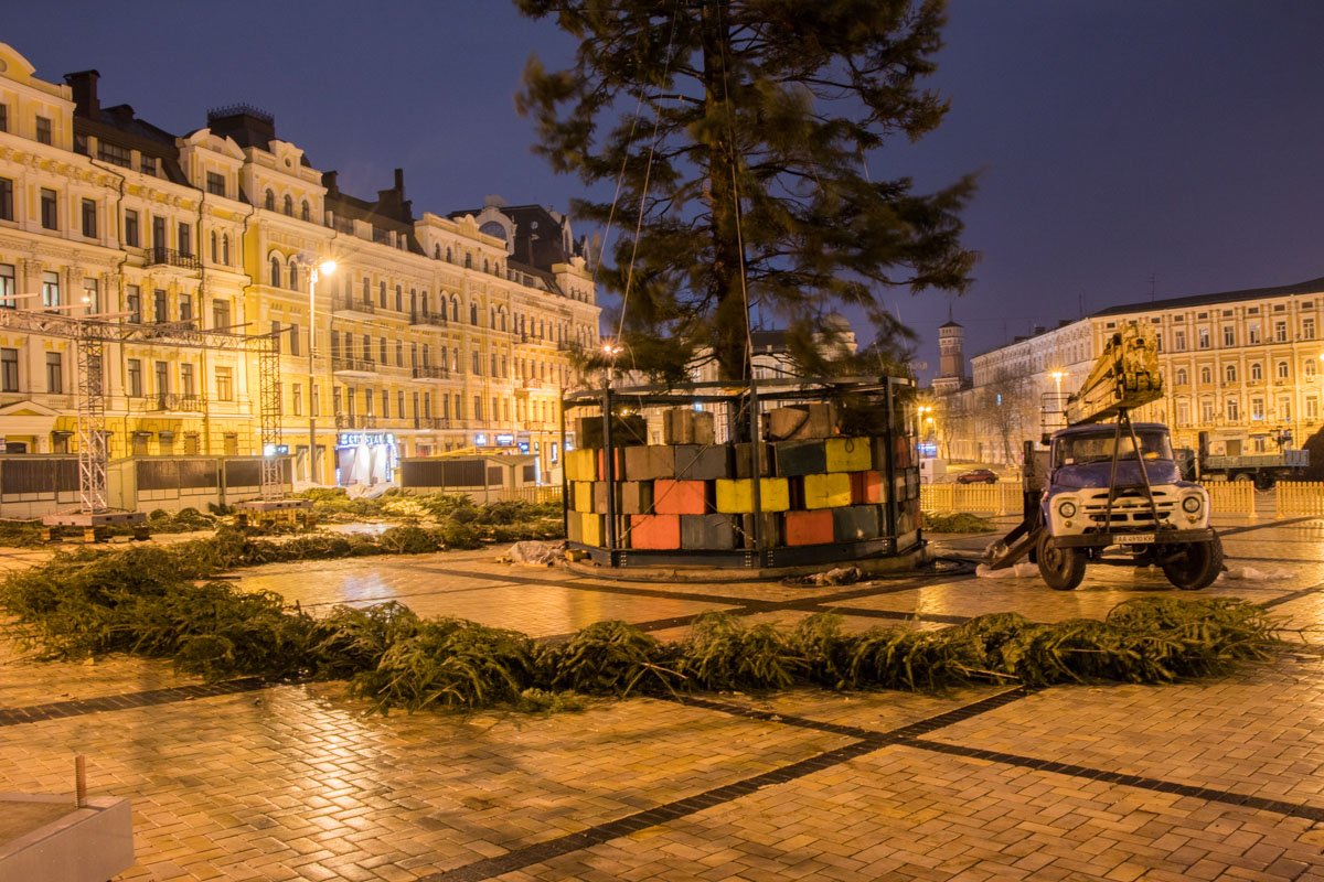 Елку еще ждет тюнинг Елку еще ждет тюнинг