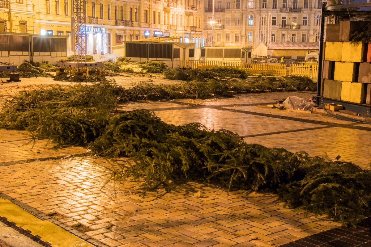 Елке добавят веток Елке добавят веток