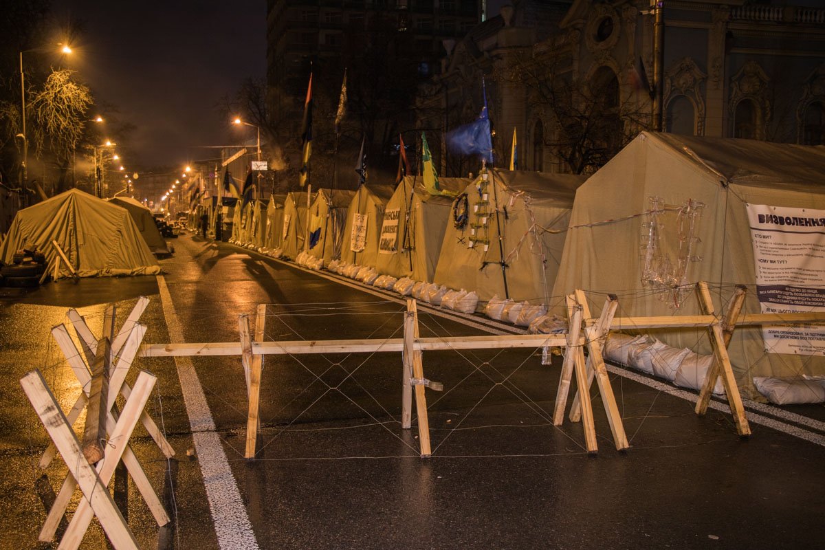 Лагерь окружили колючей проволокой Лагерь окружили колючей проволокой