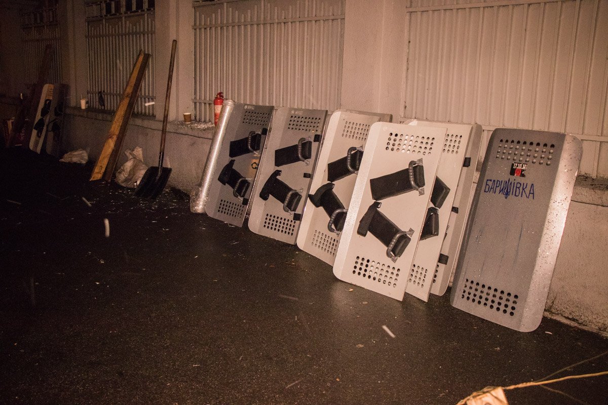 Союзники Саакашвили говорят, что отбили эти щиты у полиции Союзники Саакашвили говорят, что отбили эти щиты у полиции