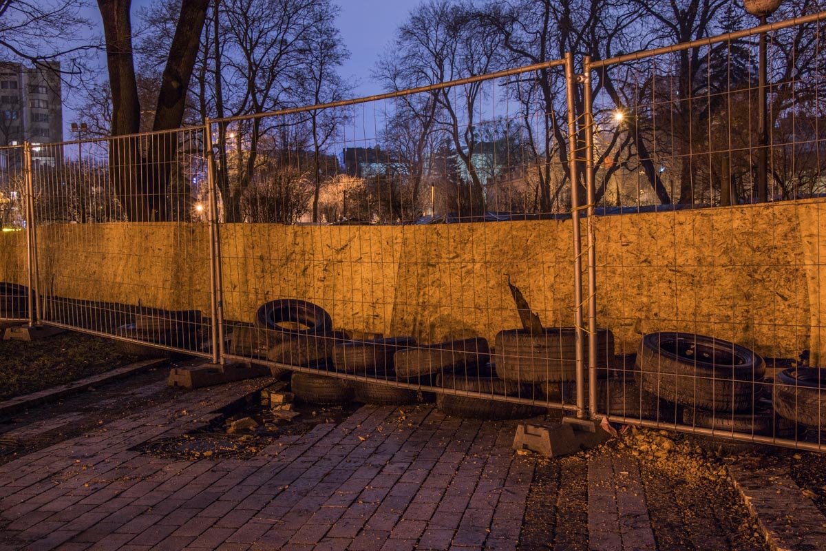 Лагерь огородили забором Лагерь огородили забором