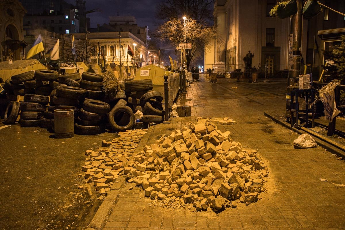 Разобранная брусчатка свалена в кучи Разобранная брусчатка свалена в кучи