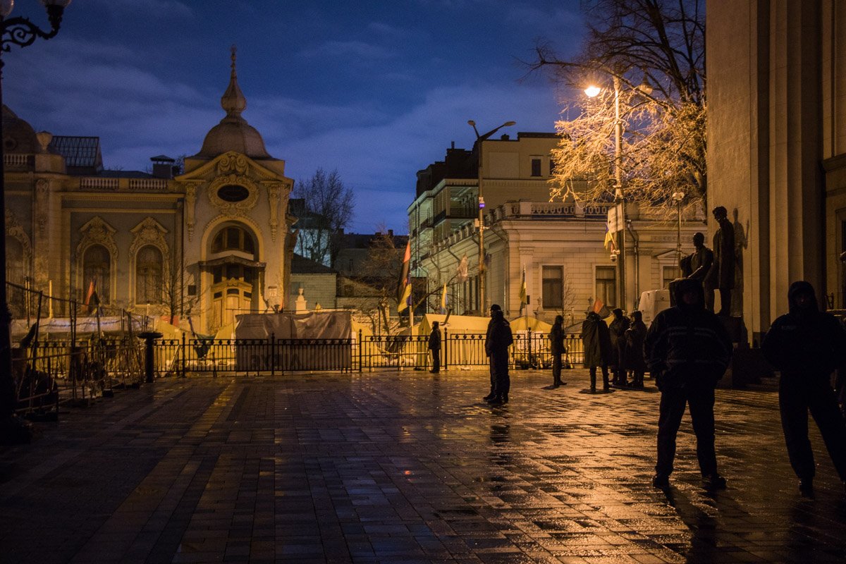 Под Радой стоят несколько отрядов полиции Под Радой стоят несколько отрядов полиции